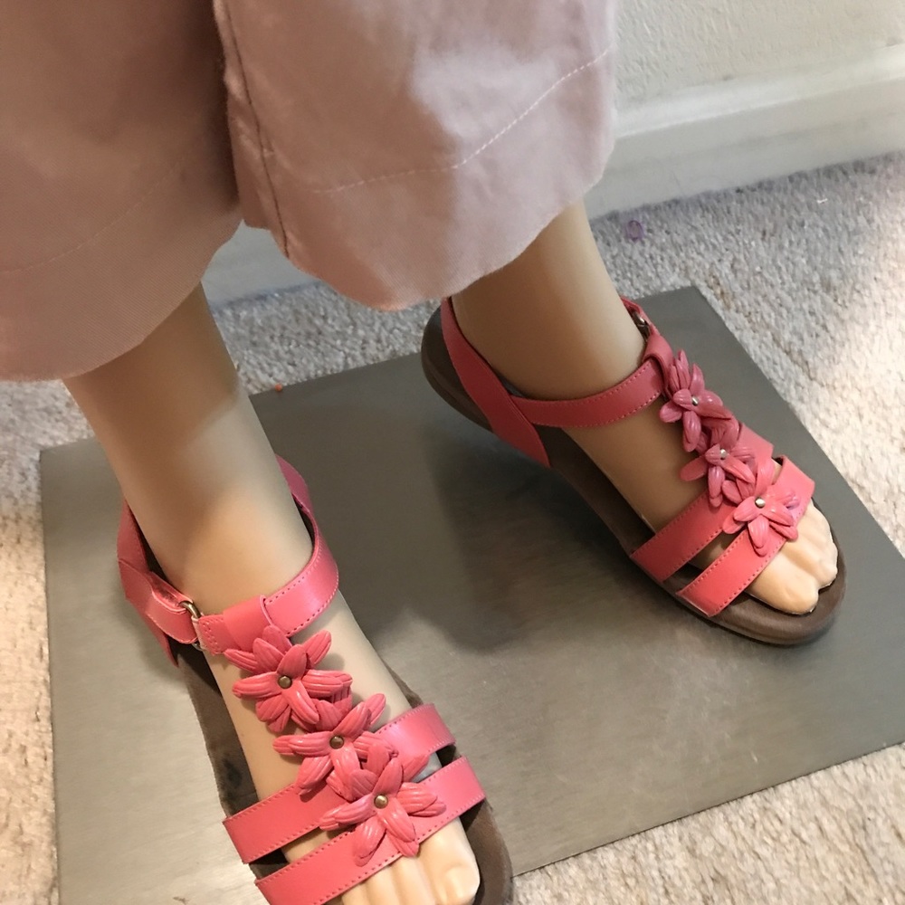 Naturalizer flower sandals 6.5M